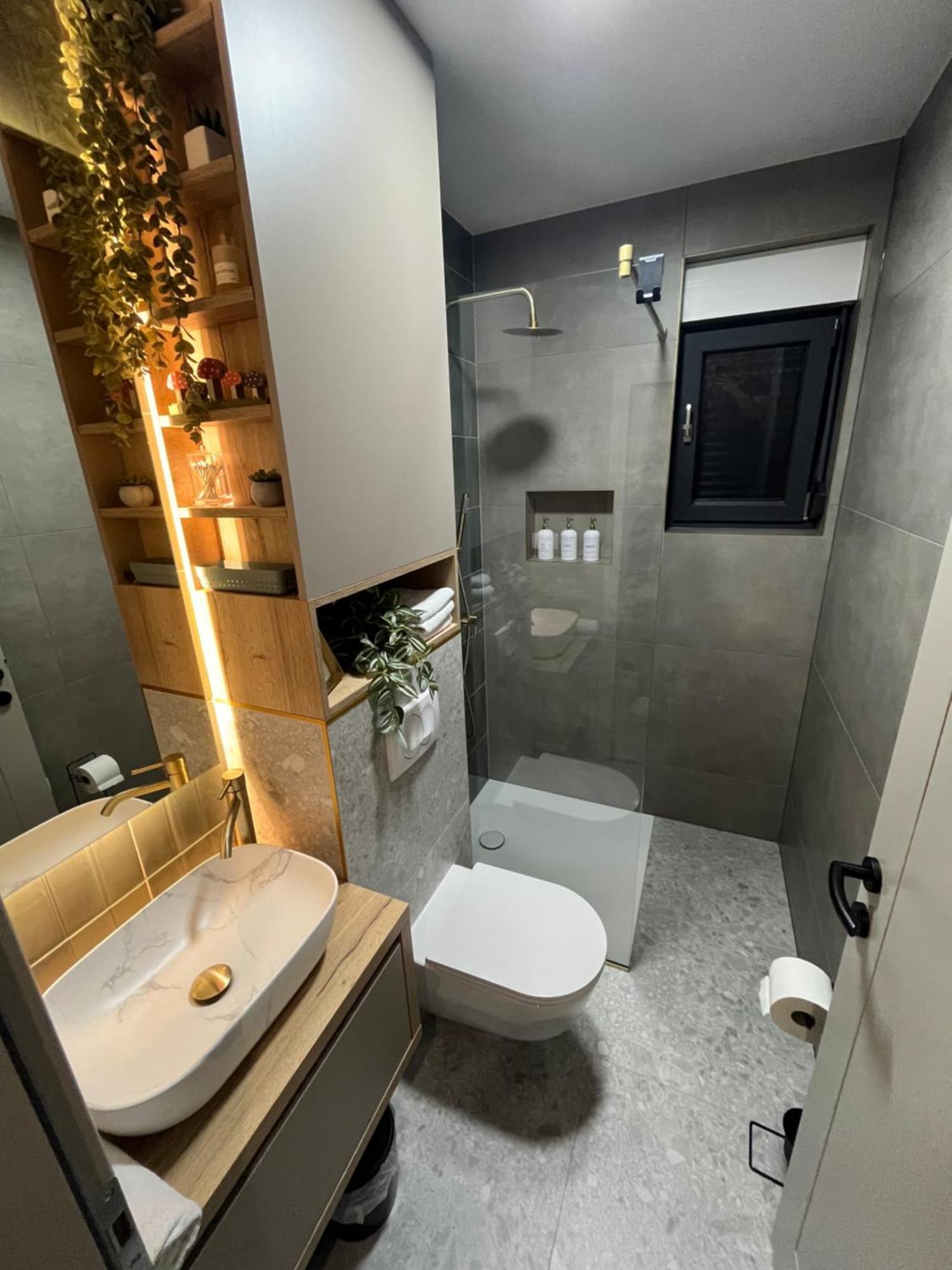 Apartment 5d